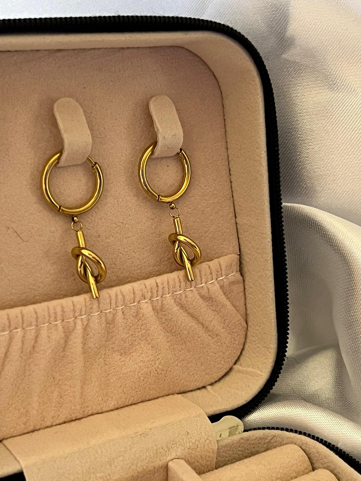 Orecchini nodo pendenti.