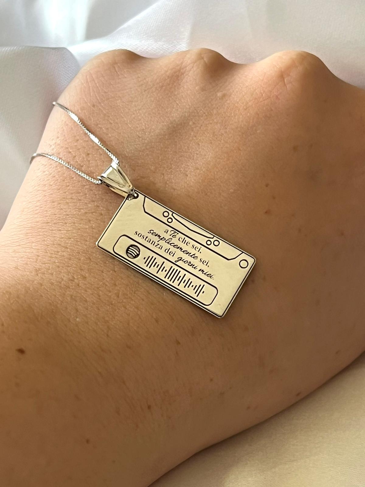 Collana audiocassetta spotify.