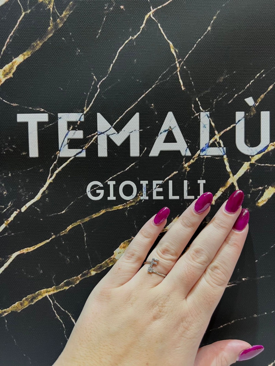 Anello con iniziale e punto luce.