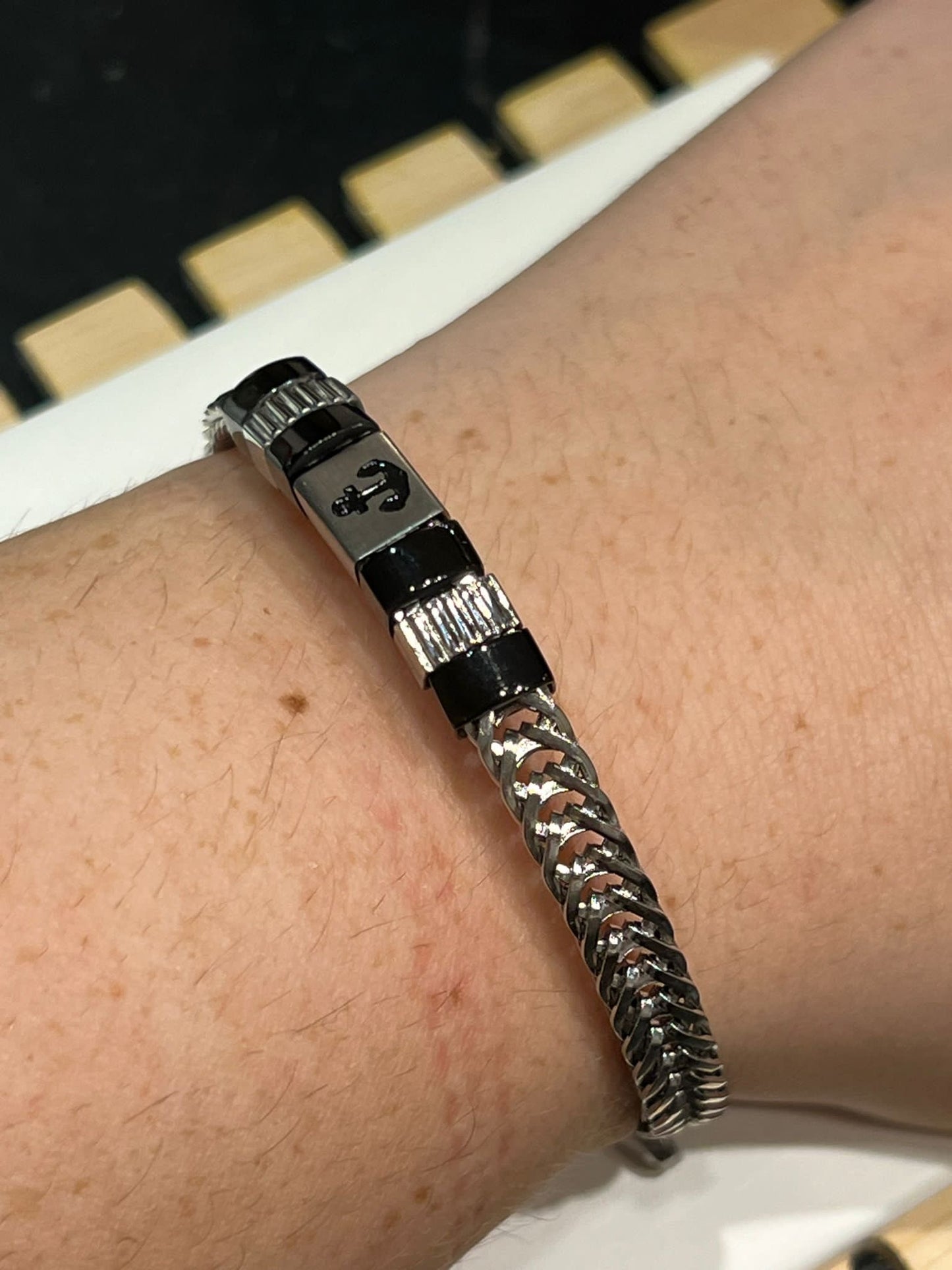 Bracciale con ancora incisa.