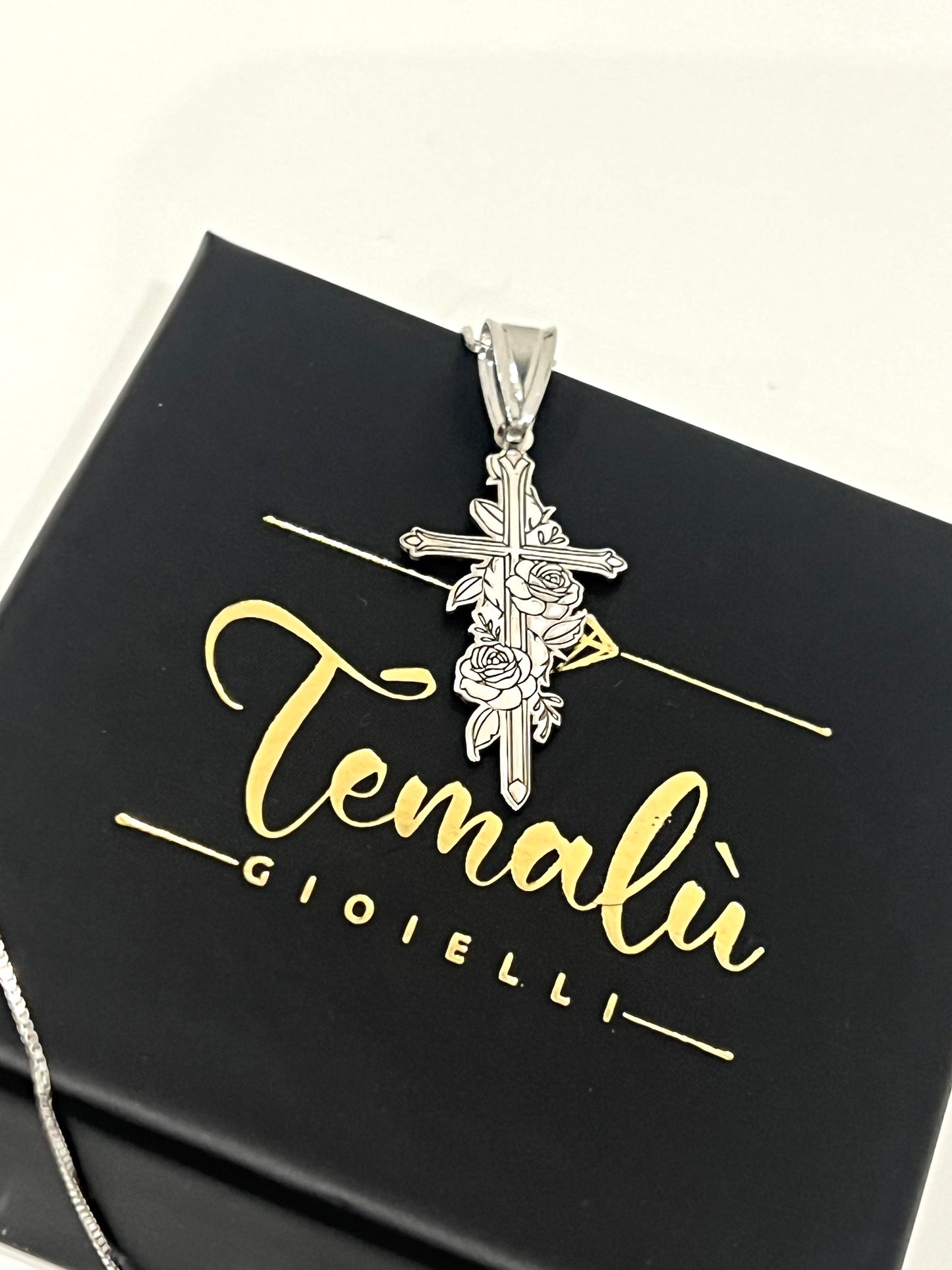 Collana cross with rose.