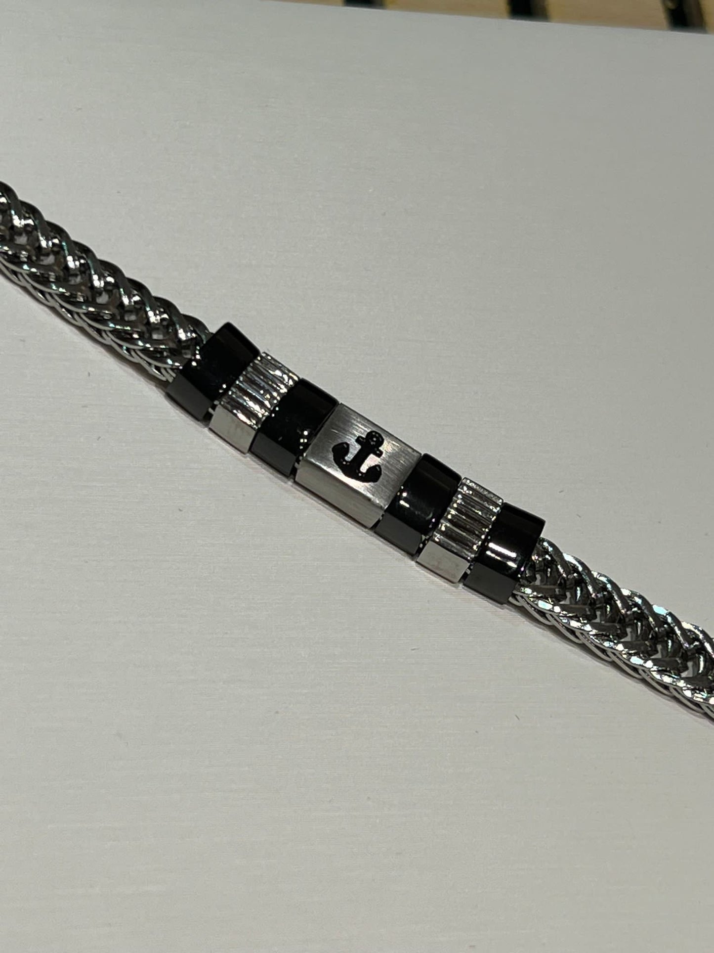 Bracciale con ancora incisa.