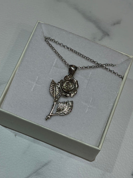 Collana rosa realistica.