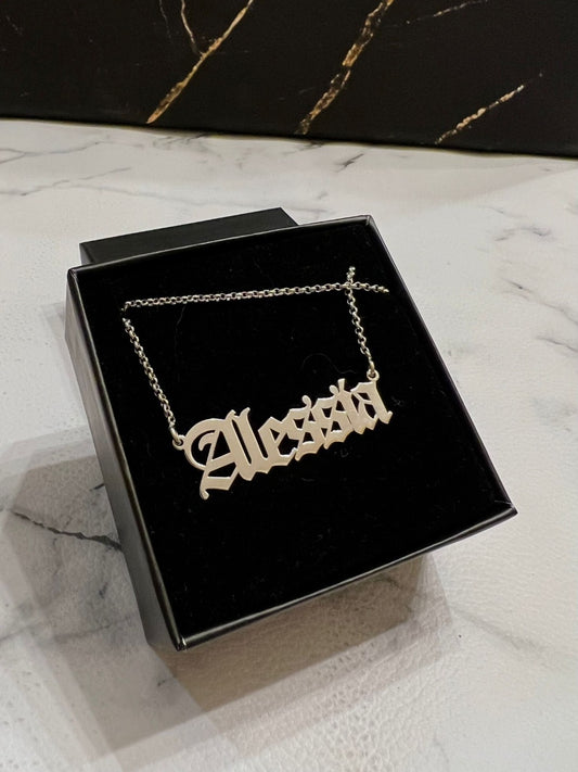 Collana gothic name.